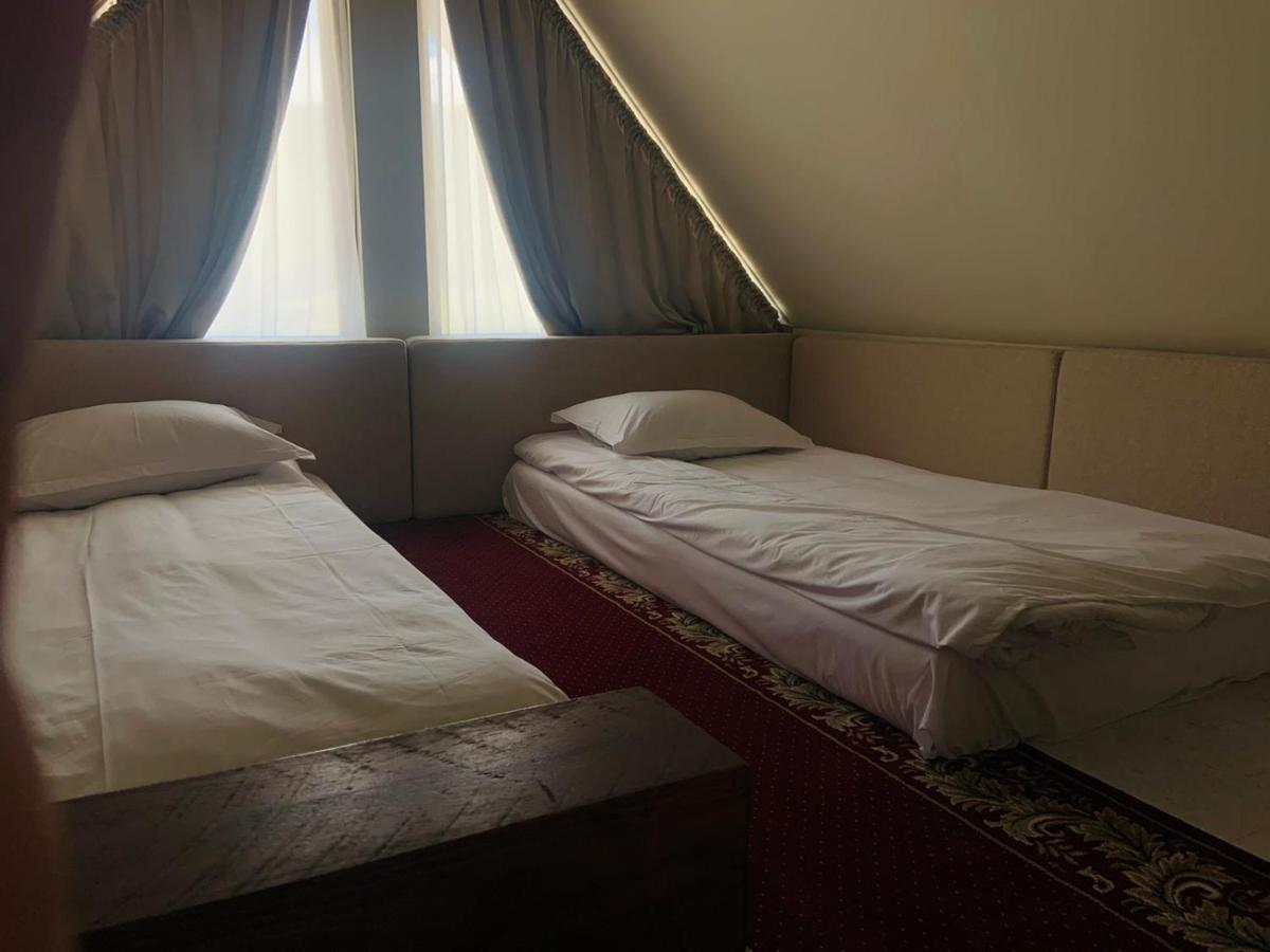 Casa Iustin Hotel Мороени Екстериор снимка