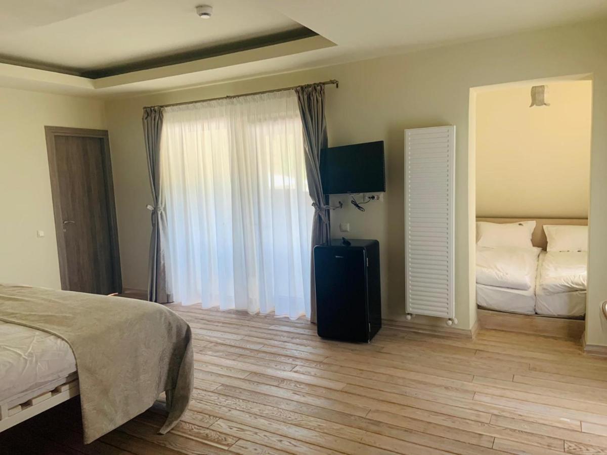 Casa Iustin Hotel Мороени Екстериор снимка