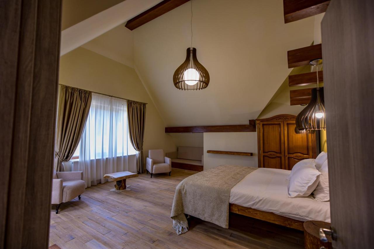 Casa Iustin Hotel Мороени Екстериор снимка