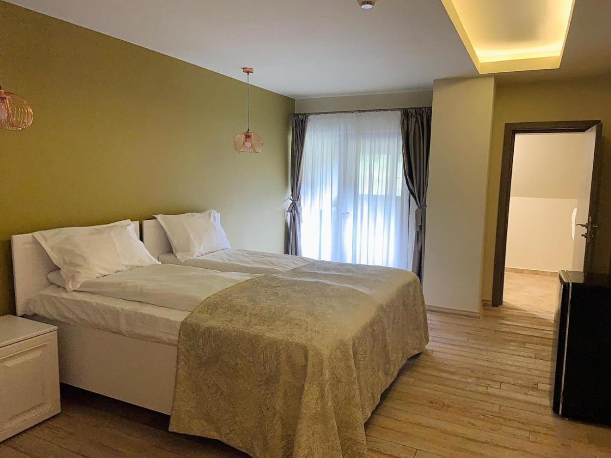 Casa Iustin Hotel Мороени Екстериор снимка