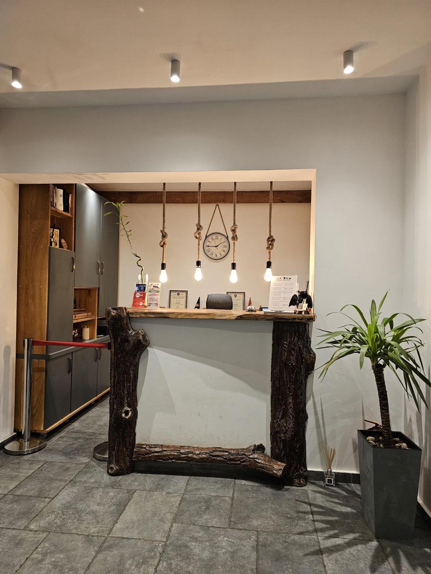 Casa Iustin Hotel Мороени Екстериор снимка