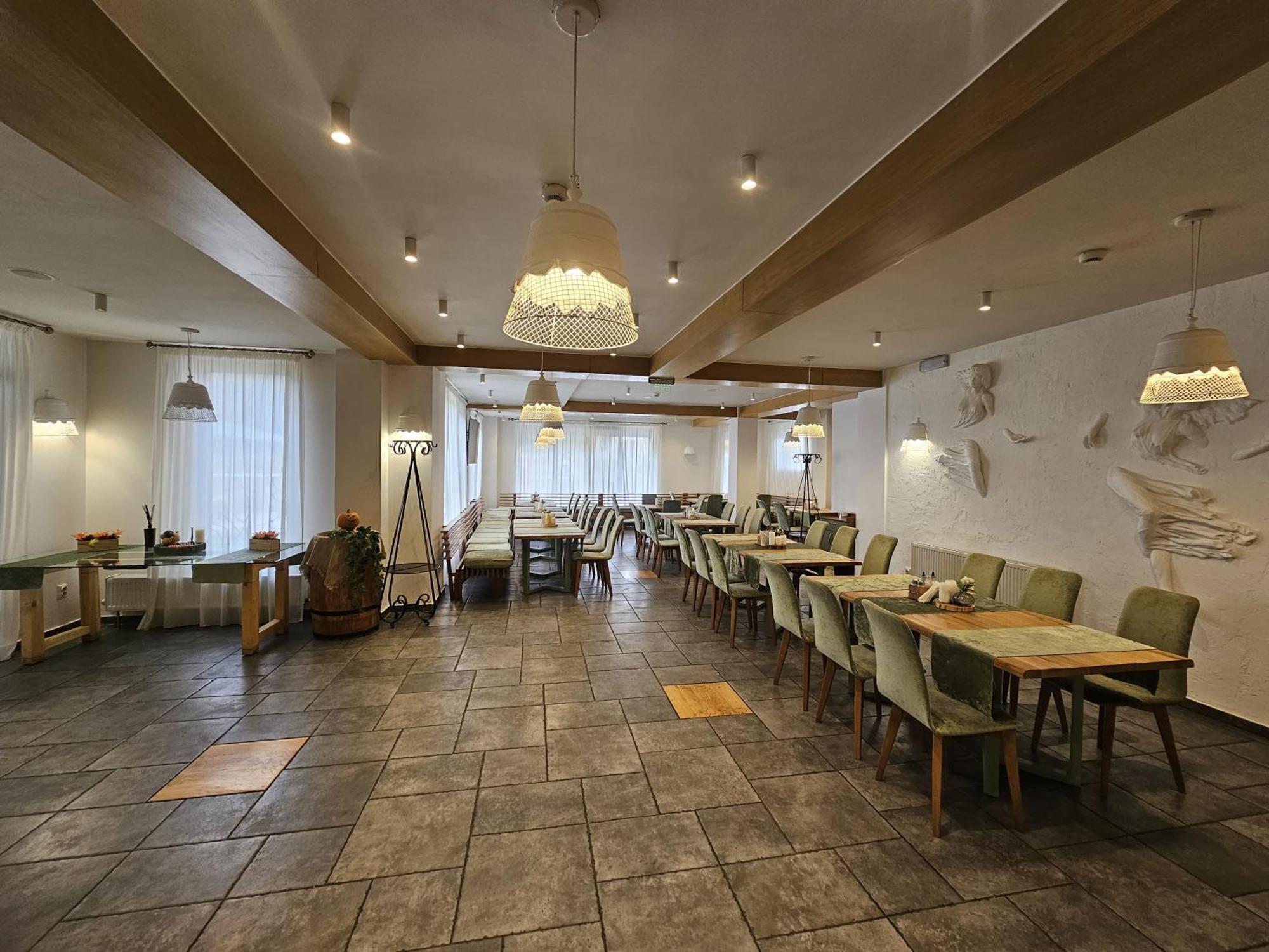 Casa Iustin Hotel Мороени Екстериор снимка